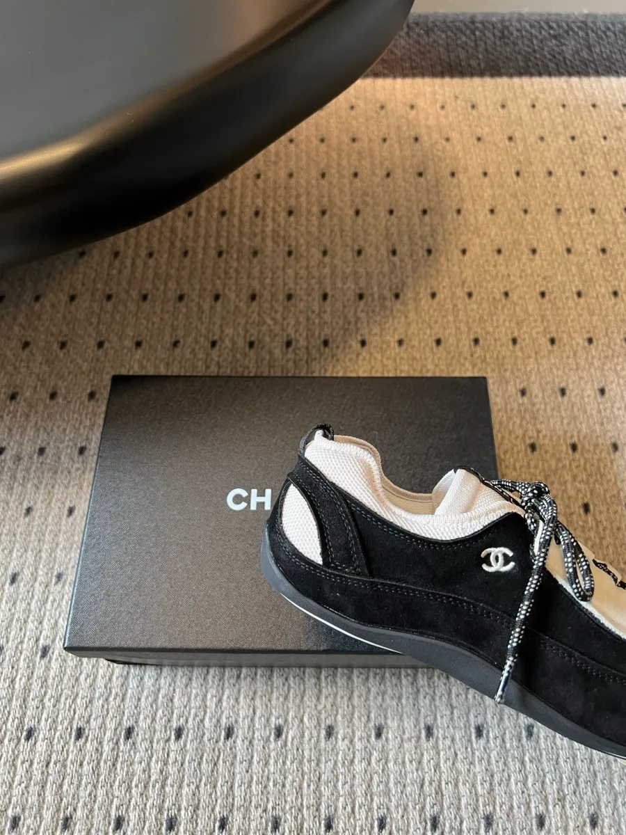 Задняя и боковая часть чёрно-белого кеда Chanel крупным планом