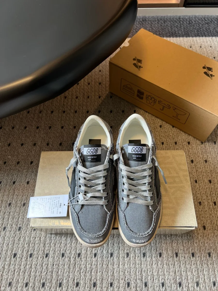 Серые кеды Golden Goose Ball Star из денима, вид сверху на коробке