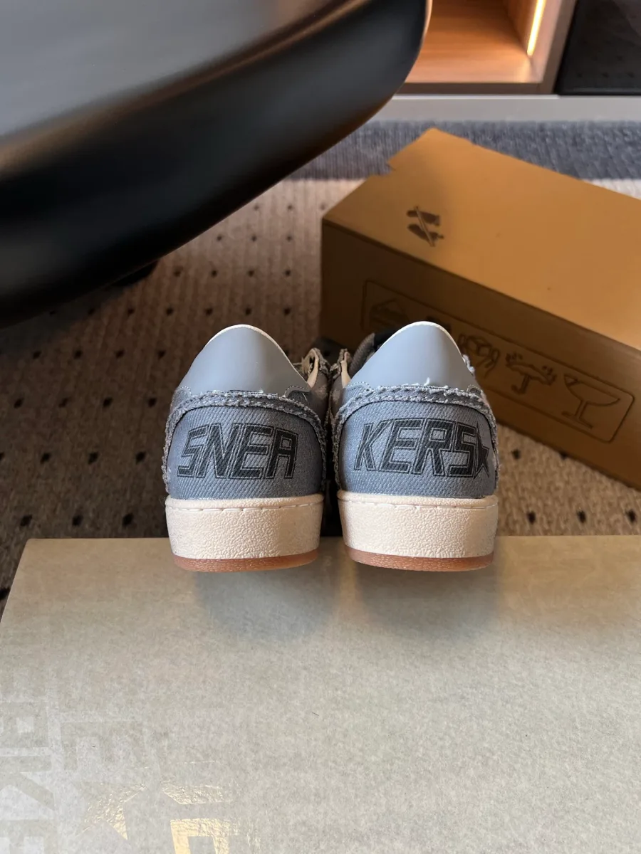 Задники кедов с раздельной контрастной надписью SNEAKERS