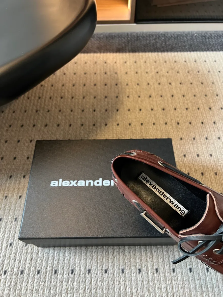 Внутренняя стелька бордового лофера с надписью Alexander Wang крупным планом
