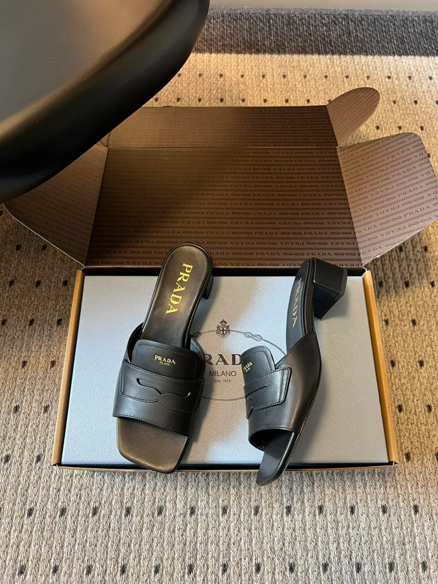 Чёрные кожаные шлепанцы в коробке, вид сбоку и сверху