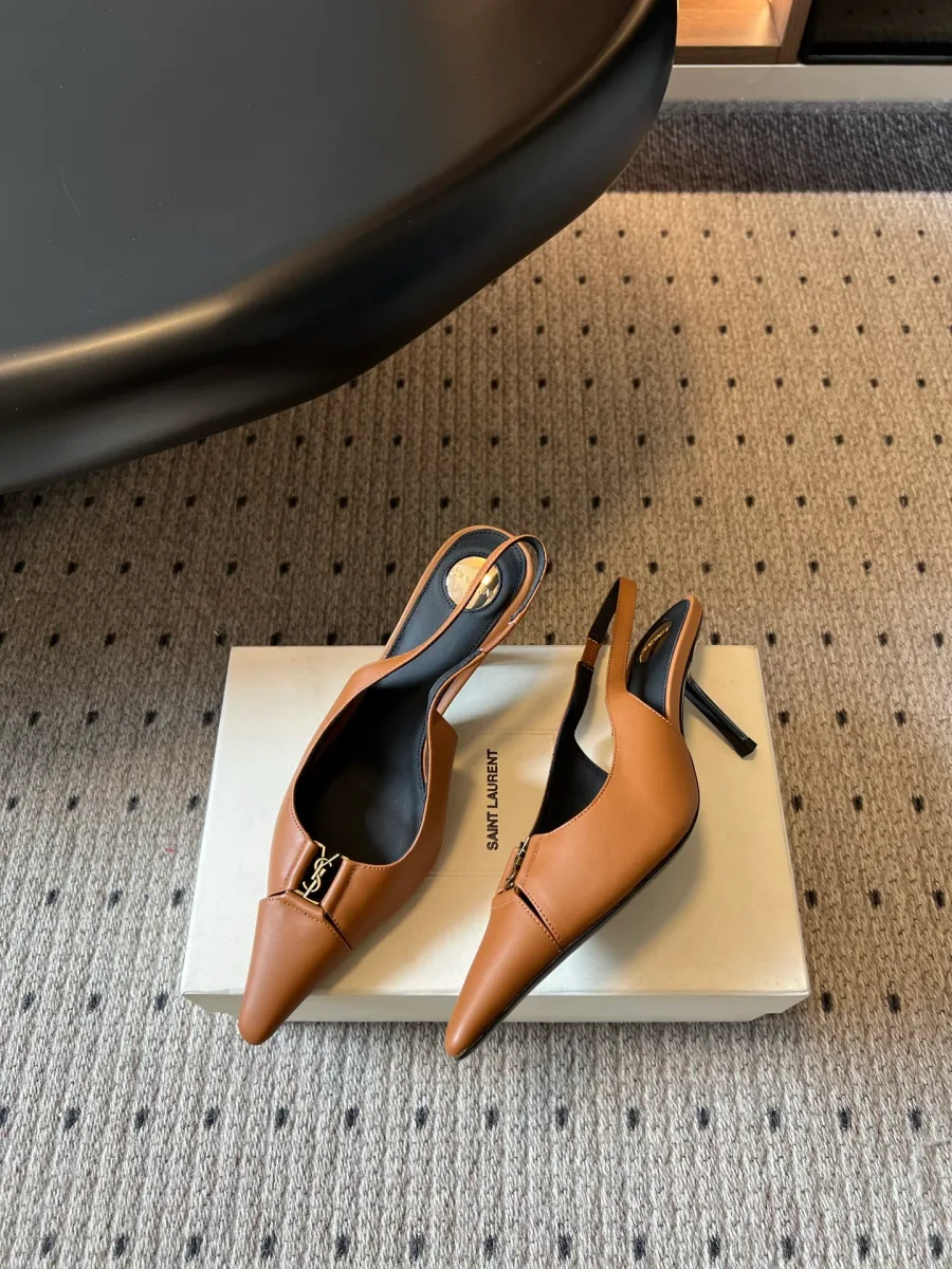 Коричневые туфли-слингбэки на тонком каблуке, вид в три четверти