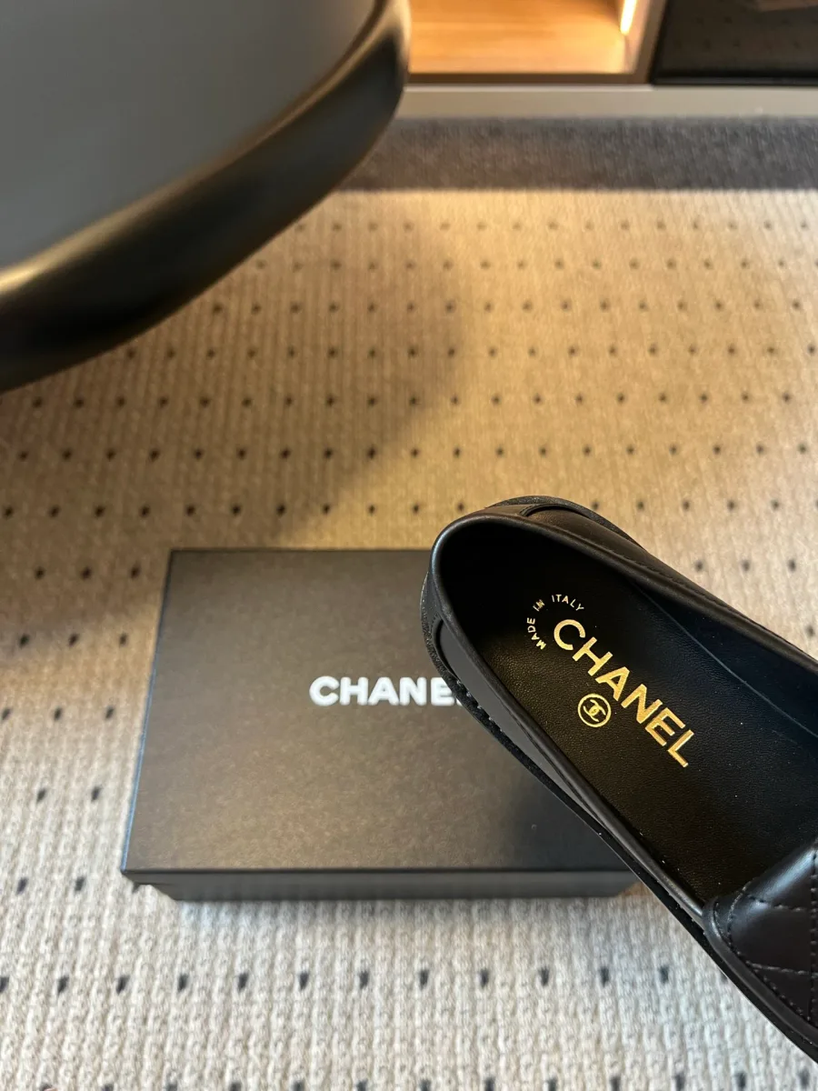 Внутренняя отделка и стелька чёрного лофера с золотистой надписью Chanel