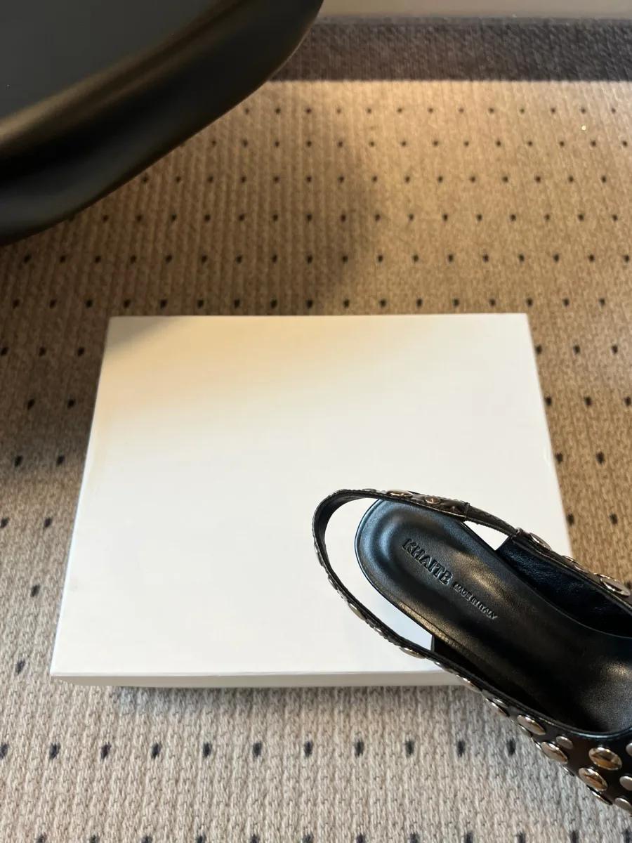Крупный план кожаной стельки с тиснением и пяточного ремешка