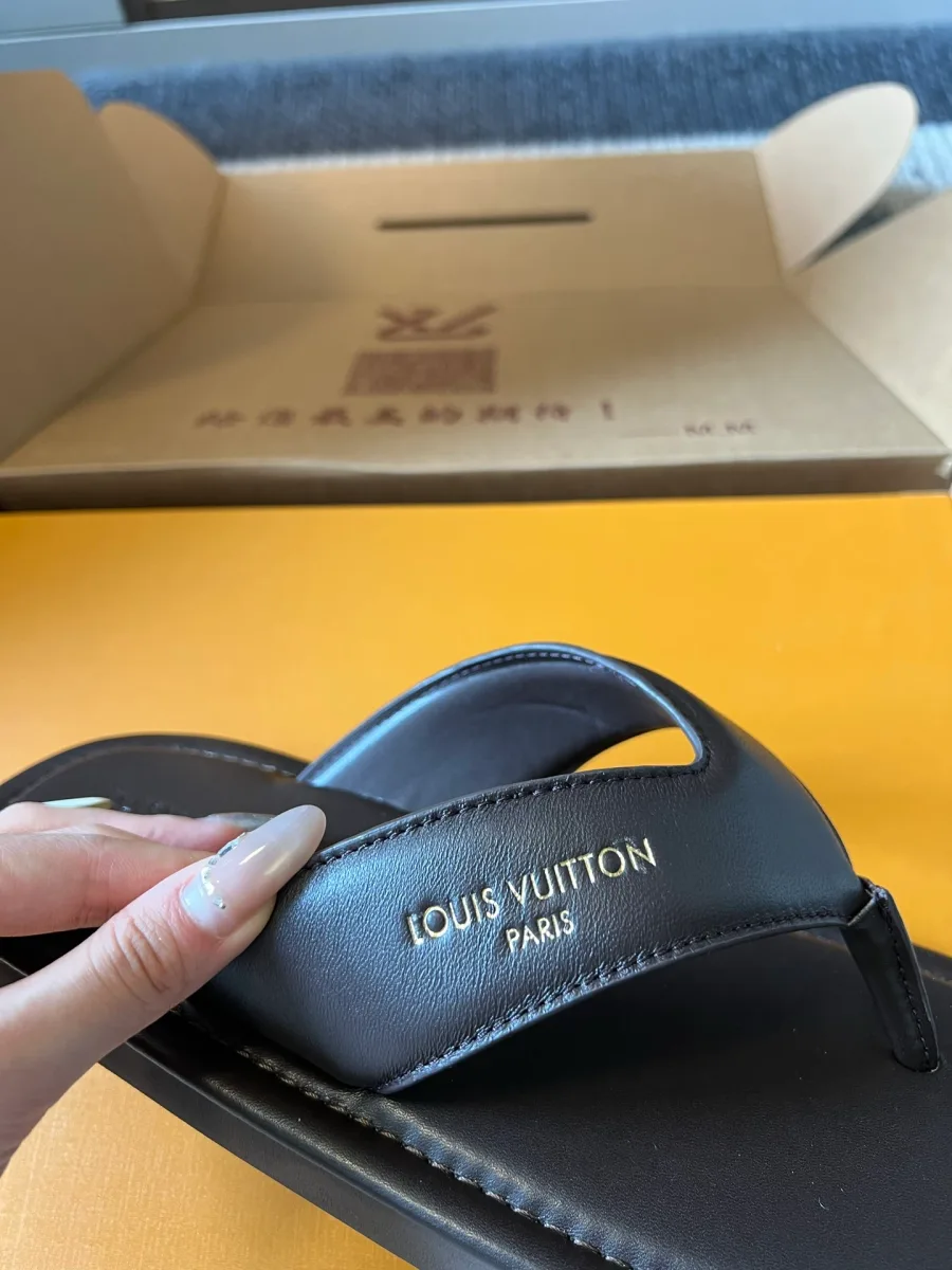 Широкий кожаный ремешок шлепанца крупным планом с надписью Louis Vuitton Paris