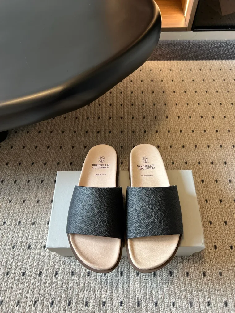 Brunello Cucinelli Чёрные кожаные шлёпанцы с зернистой фактурой