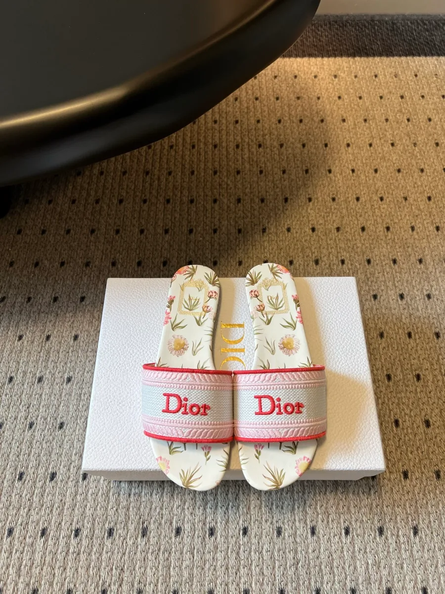 Белые шлёпанцы с вышивкой Dior и цветочным принтом на коробке, вид сверху