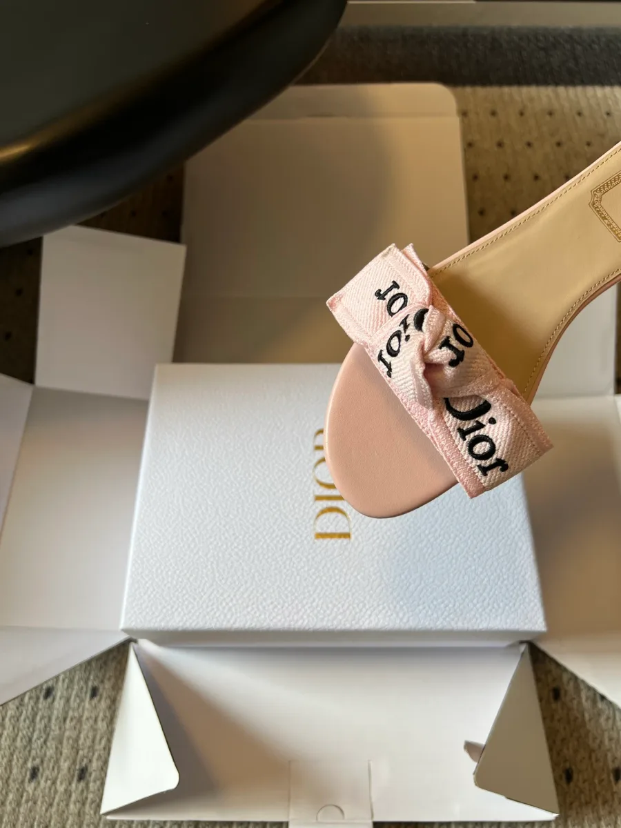 Крупный план текстильного ремешка с бантом и вышитым логотипом