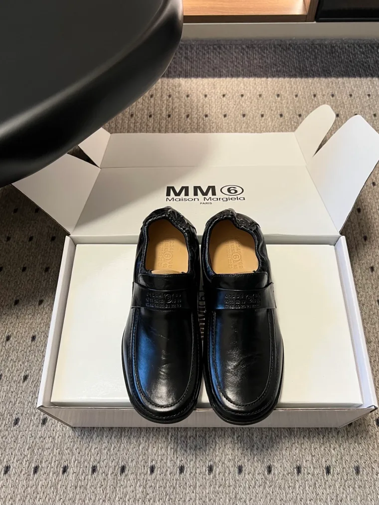 Maison Margiela Чёрные кожаные лоферы