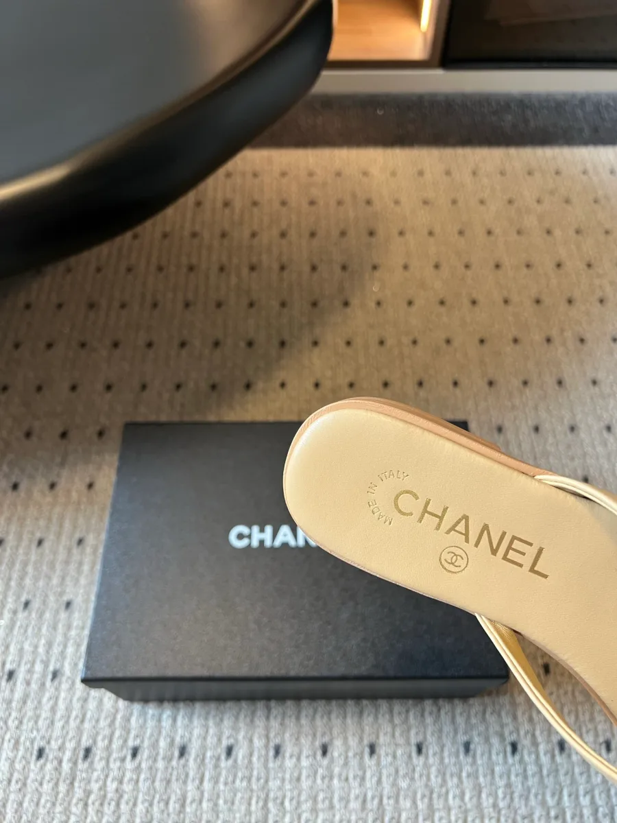 Крупный план пяточной части стельки с тисненым логотипом CHANEL