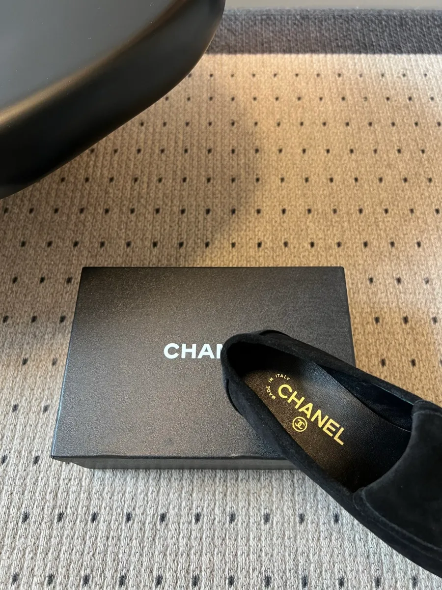 Внутренняя кожаная стелька лофера Chanel с золотистым логотипом бренда