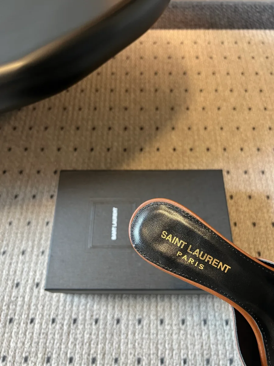Кожаная стелька с тиснением Saint Laurent Paris крупным планом