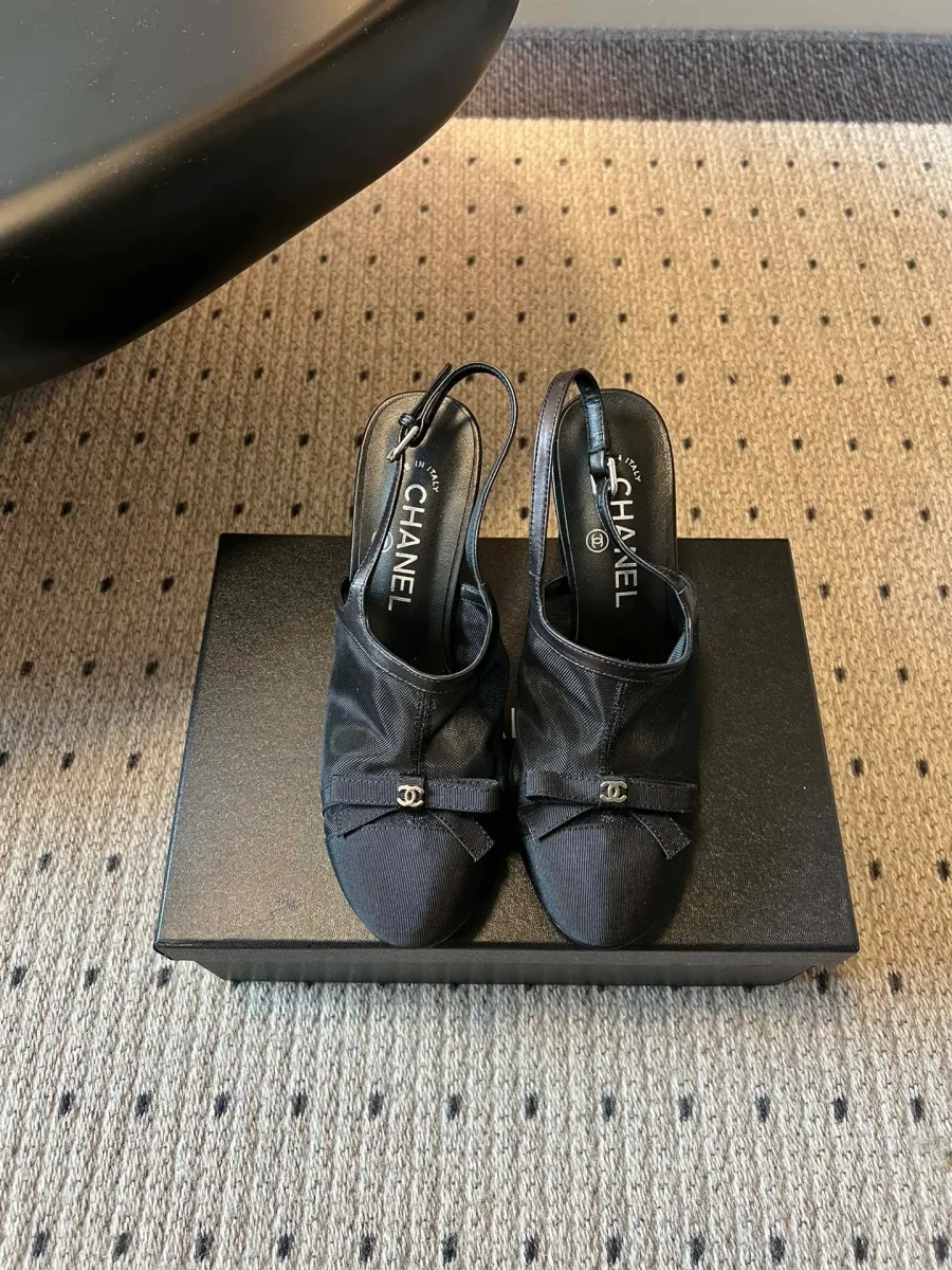 Чёрные босоножки slingback из сетки на коробке, вид спереди