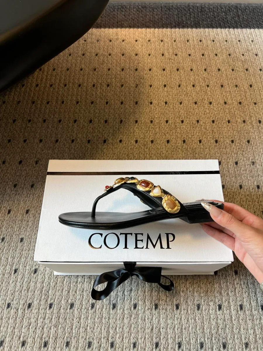 Профиль чёрного кожаного шлёпанца на брендовой коробке Cotemp