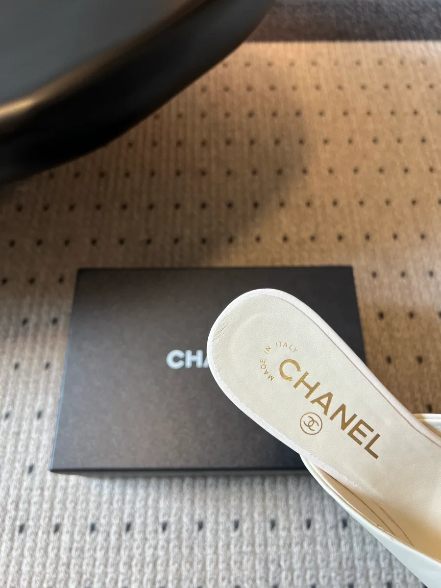 Деталь внутренней кожаной стельки с тиснёным логотипом Chanel