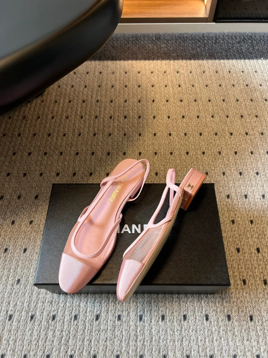 Пара розовых слингбэков Chanel с круглым мысом на коробке, вид сбоку