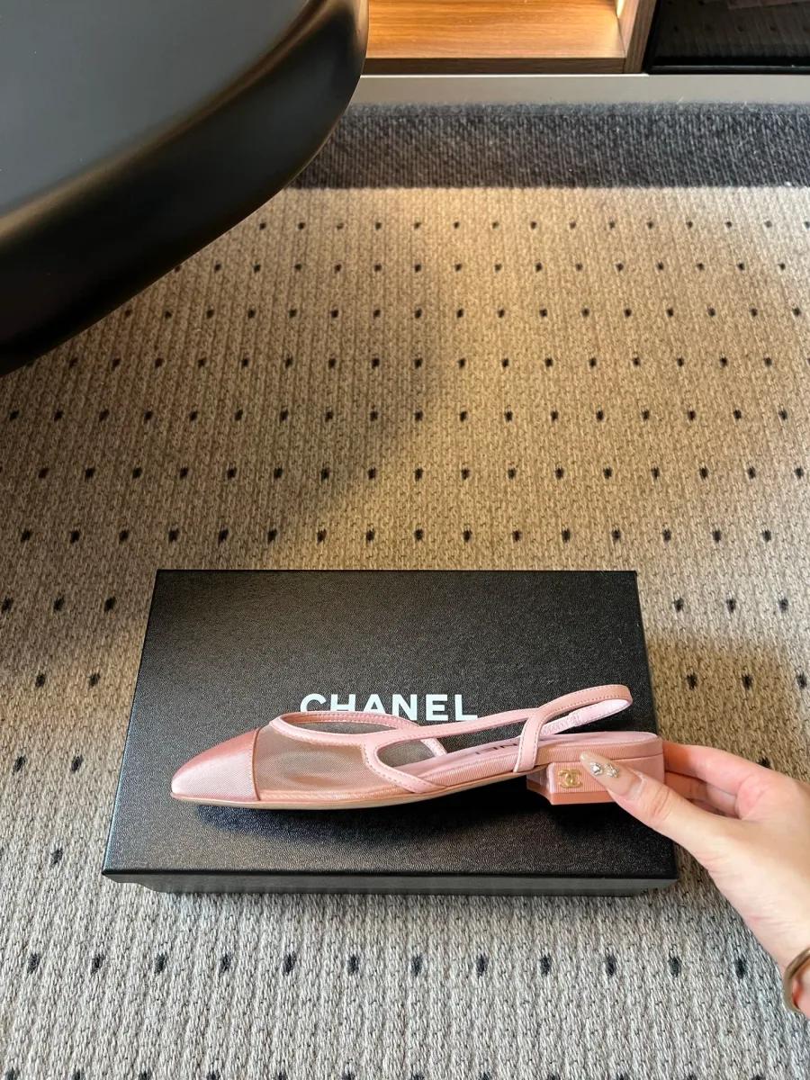 Розовый слингбэк Chanel в профиль, демонстрация вставки и низкого каблука
