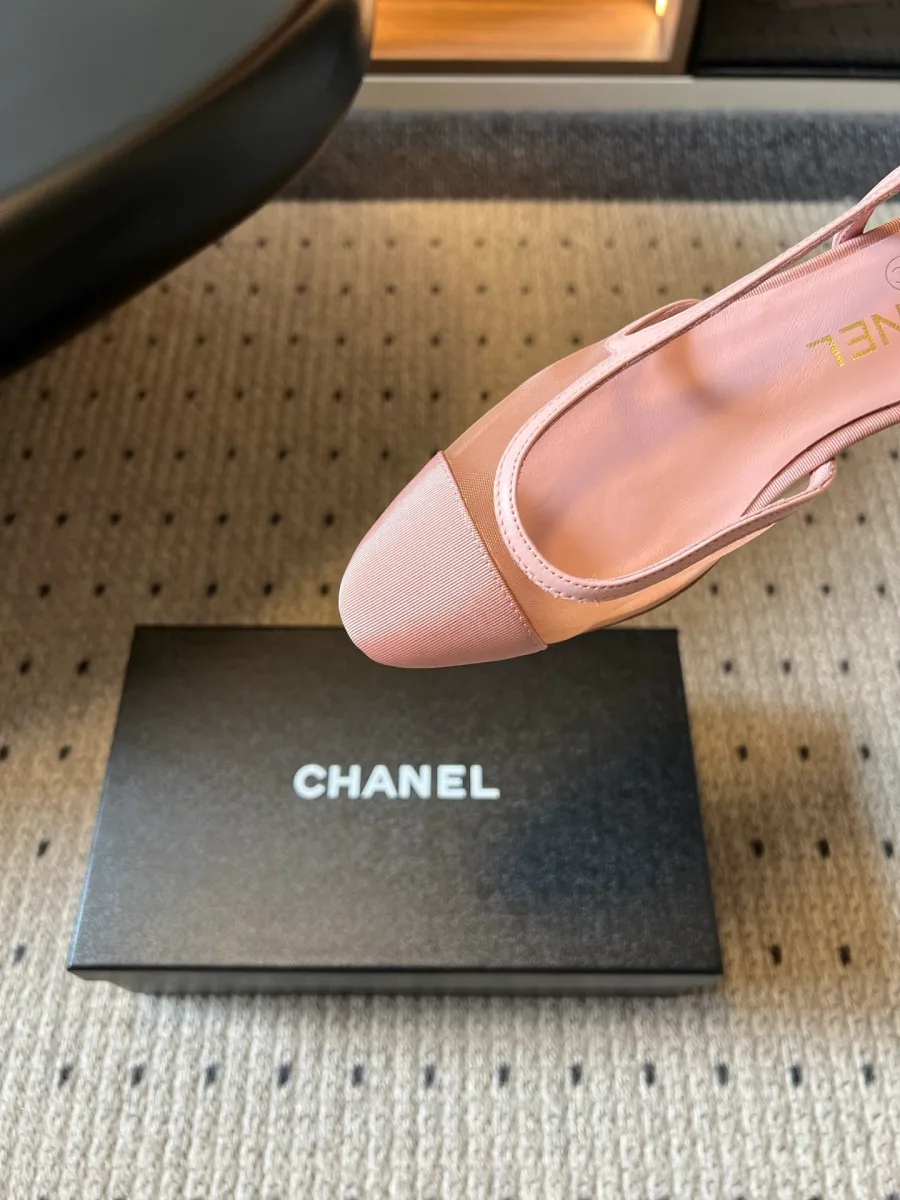 Крупный план мыска и выреза розового слингбэка Chanel