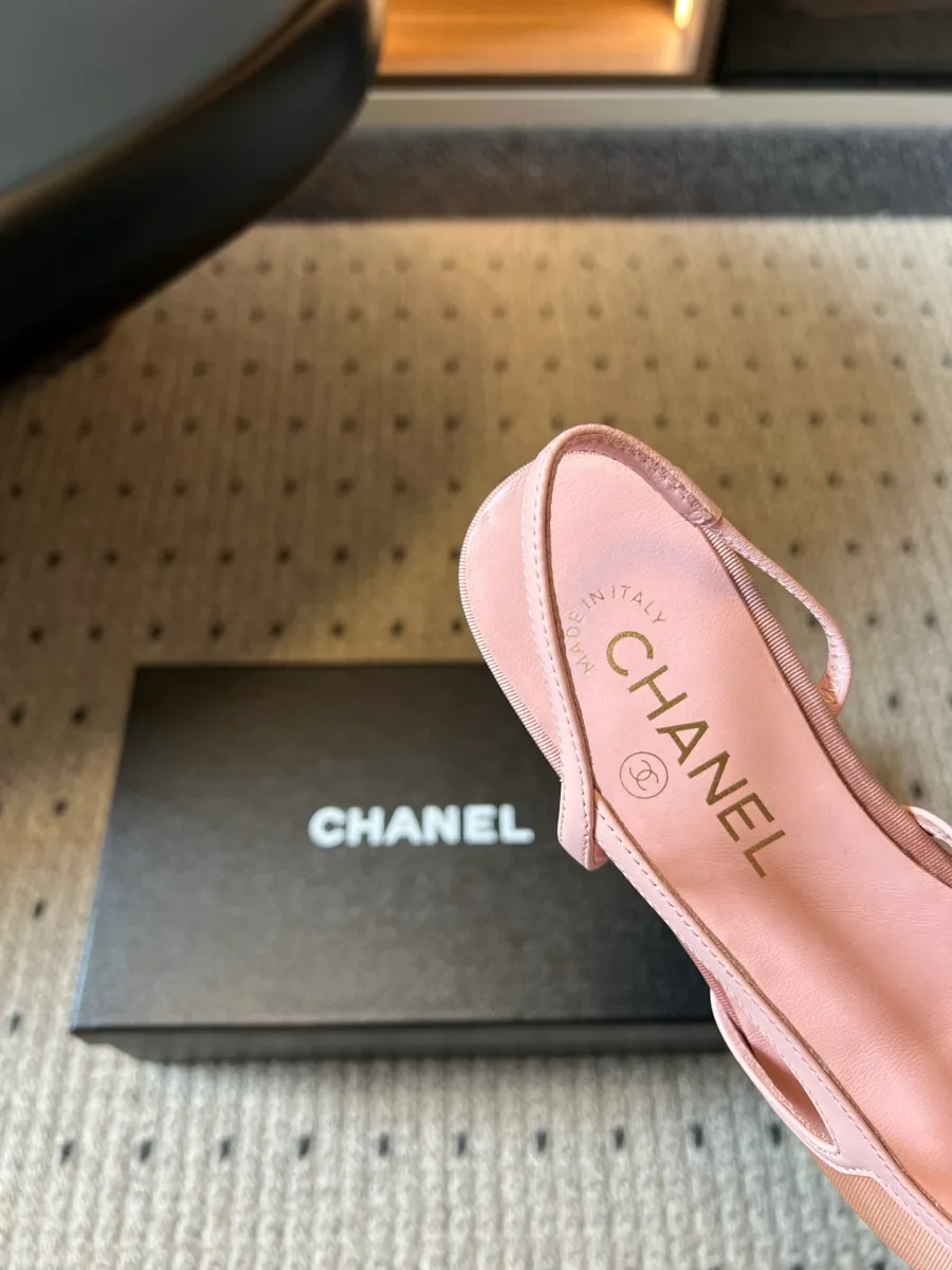 Крупный план пяточной части и стельки с тиснением бренда Chanel