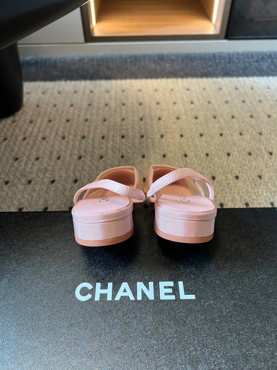 Вид сзади на низкие устойчивые каблуки и ремешки розовых слингбэков Chanel