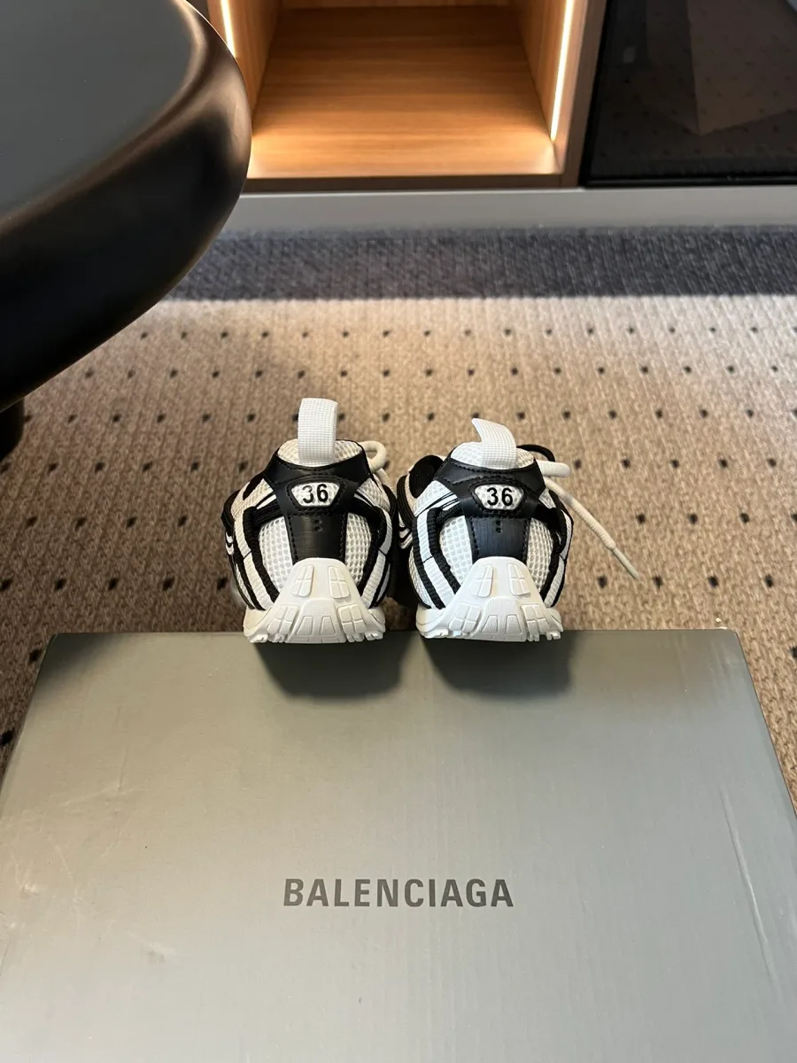 Задняя часть кроссовок с маркировкой размера и коробка Balenciaga