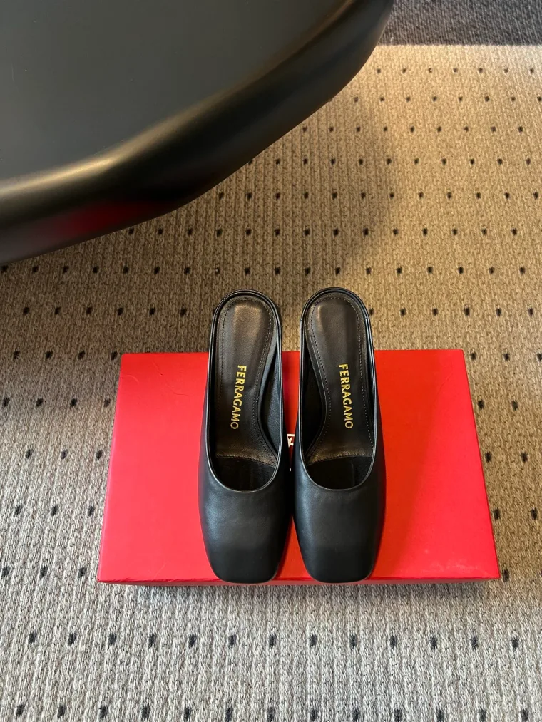 Ferragamo Чёрные кожаные мюли с квадратным мысом на фигурном каблуке