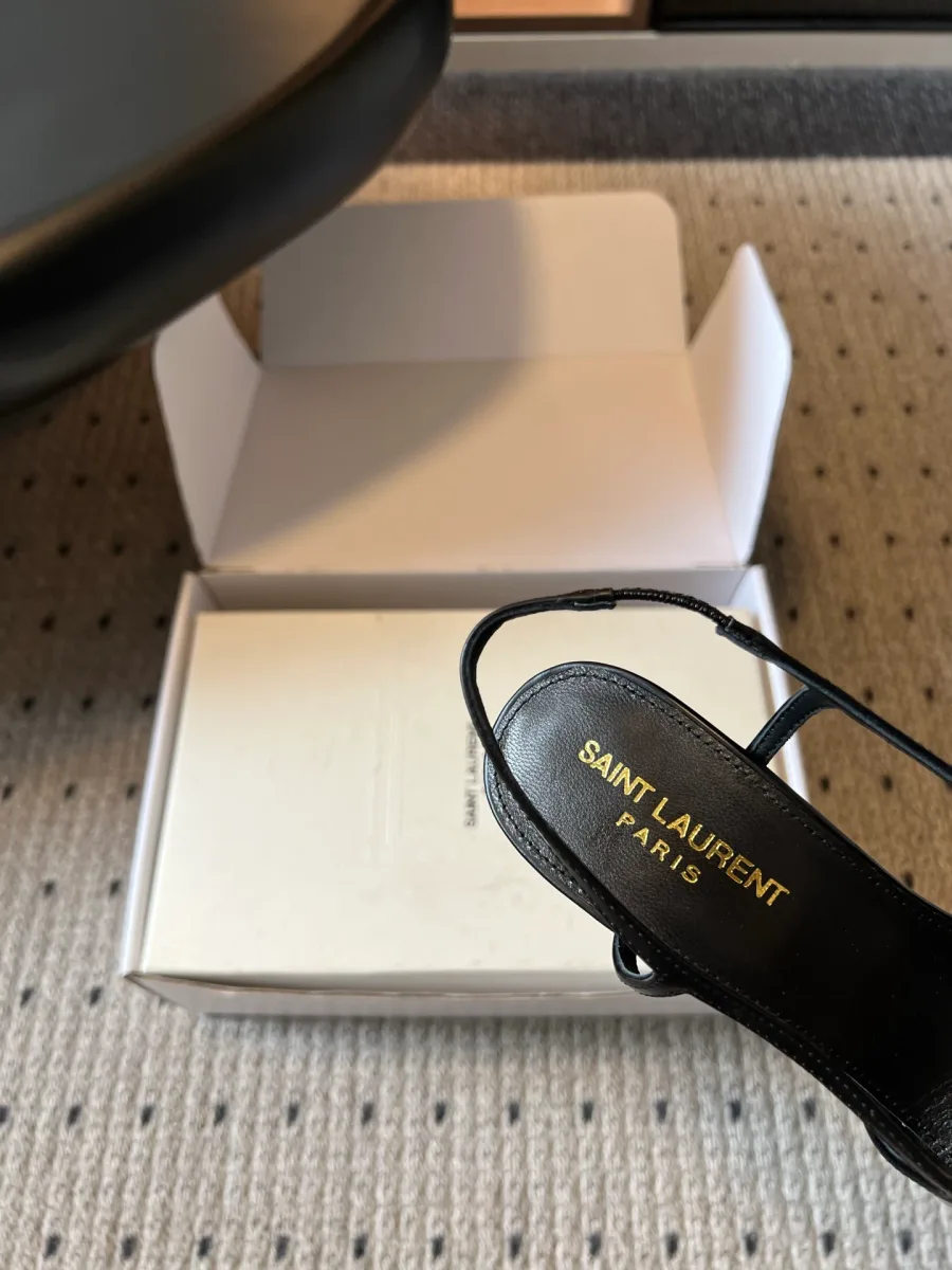 Крупный план стельки с золотистым тиснением логотипа бренда Saint Laurent Paris