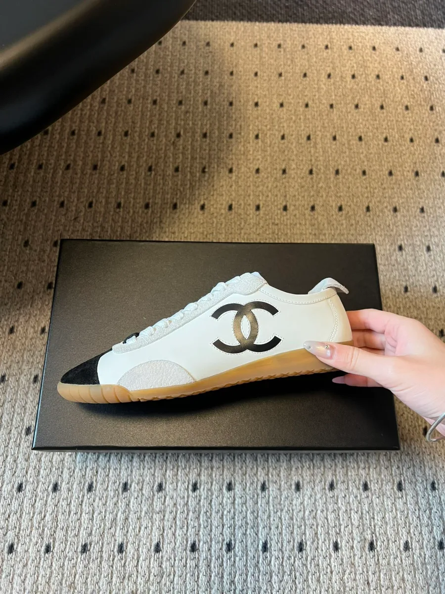 Боковой профиль кеда Chanel белого цвета с вышитым логотипом CC