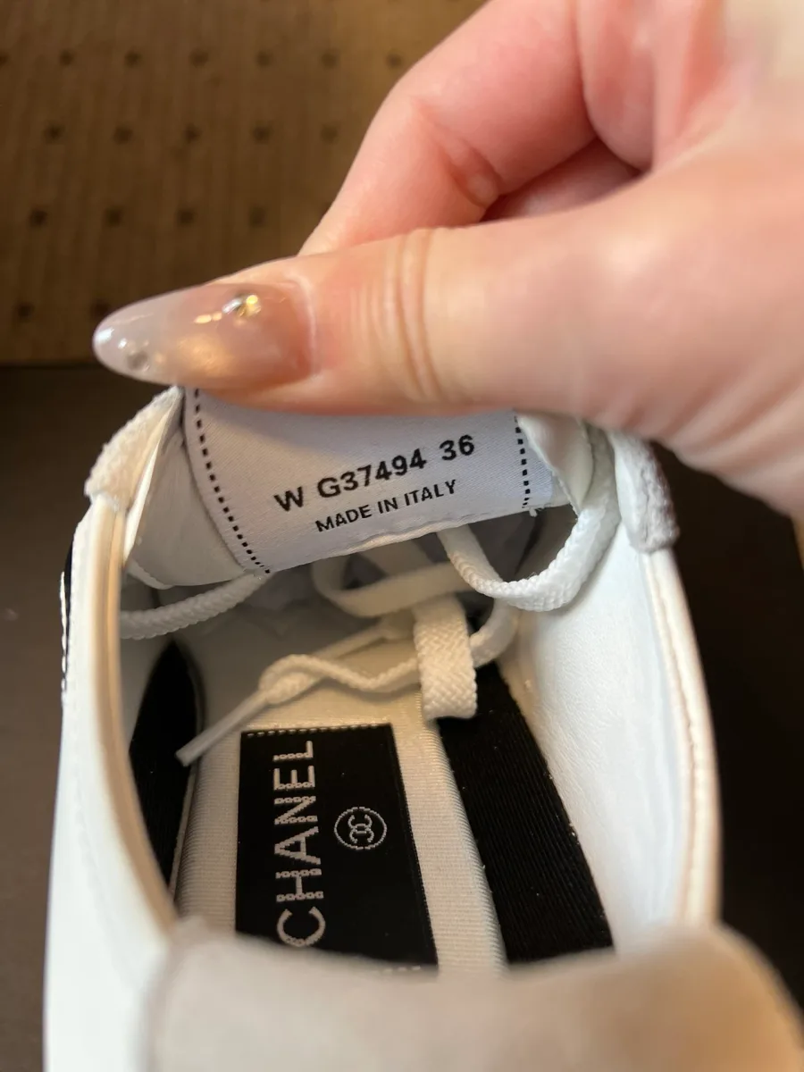 Внутренняя маркировка размера на язычке и стелька кед Chanel