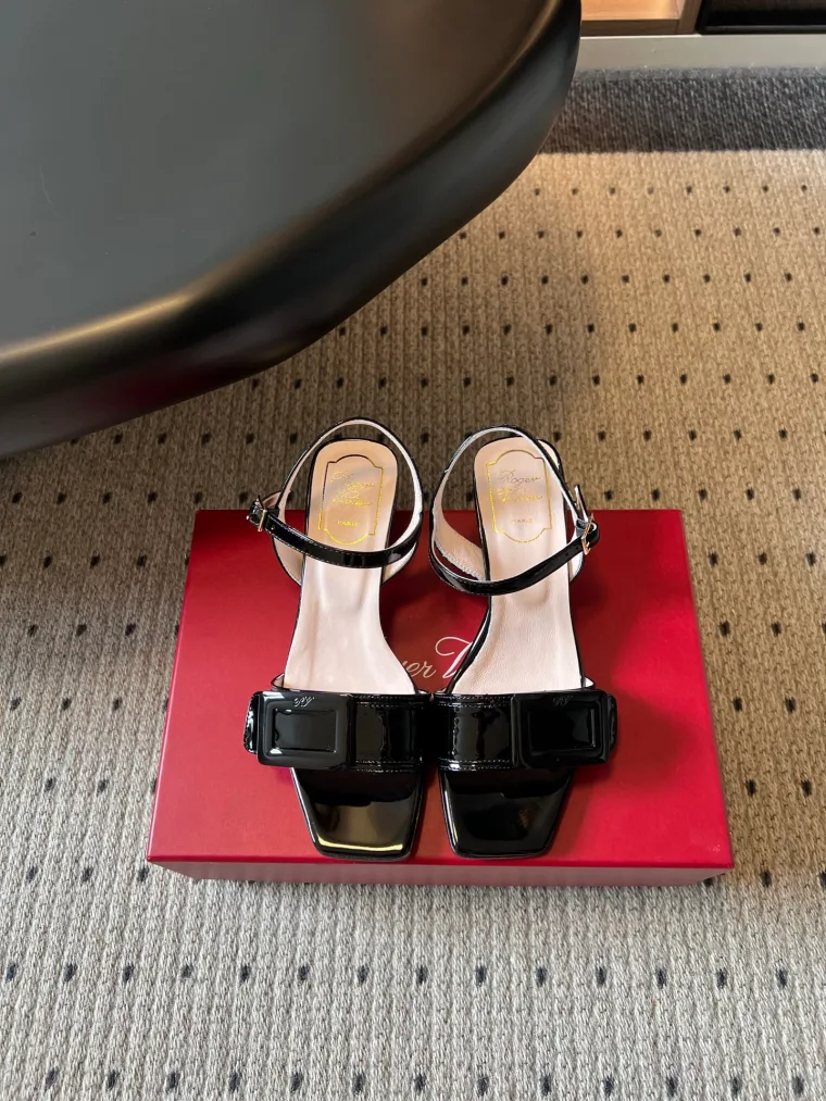Roger Vivier Чёрные кожаные босоножки с фирменной пряжкой