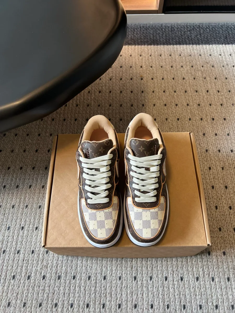 Коричнево-бежевые кроссовки с узорами Monogram и Damier, вид сверху на коробке