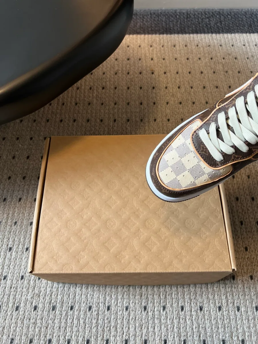 Крупный план мыска кроссовка со светлой клетчатой вставкой Damier