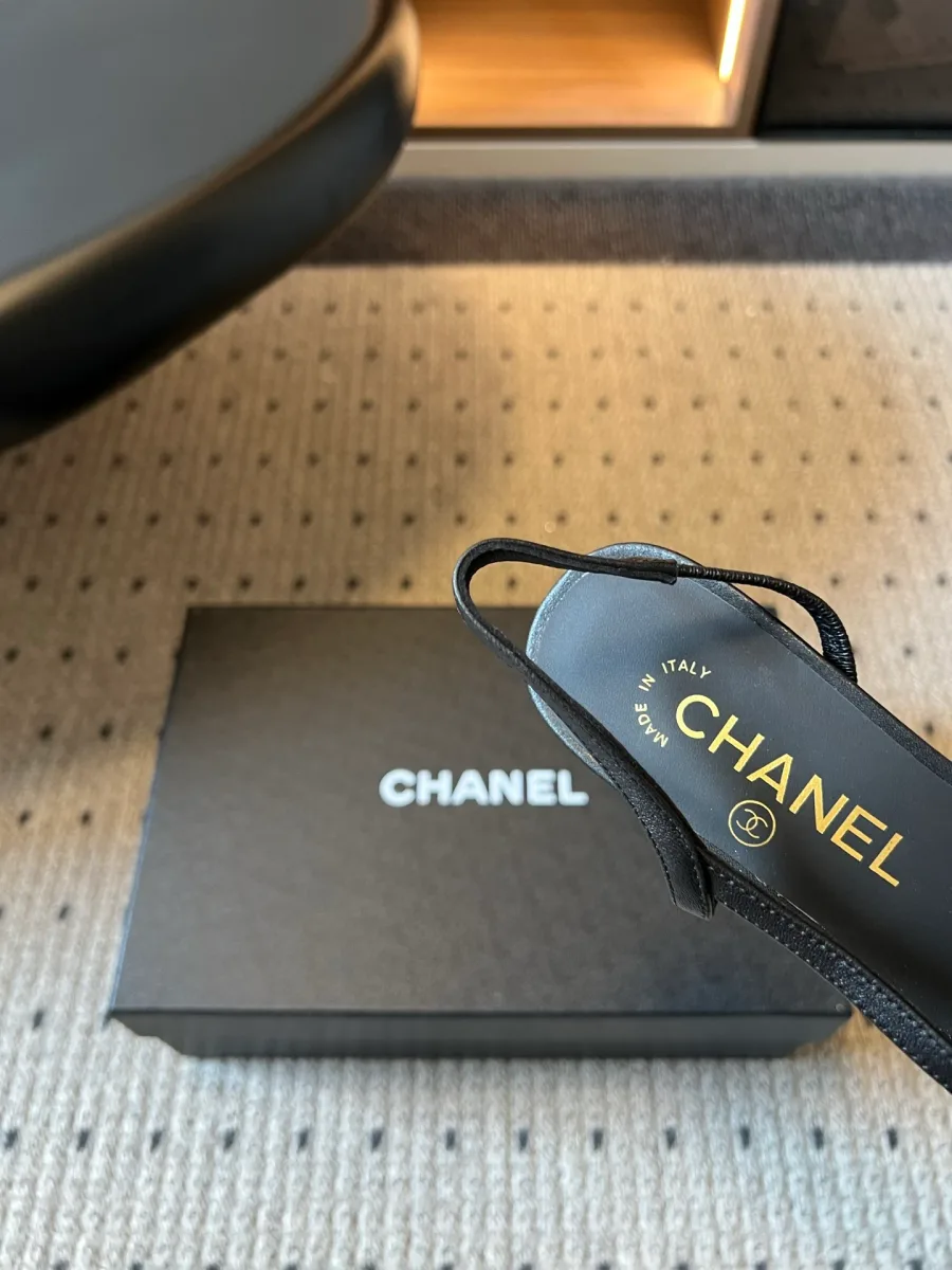 Кожаная стелька с тиснением логотипа Chanel крупным планом