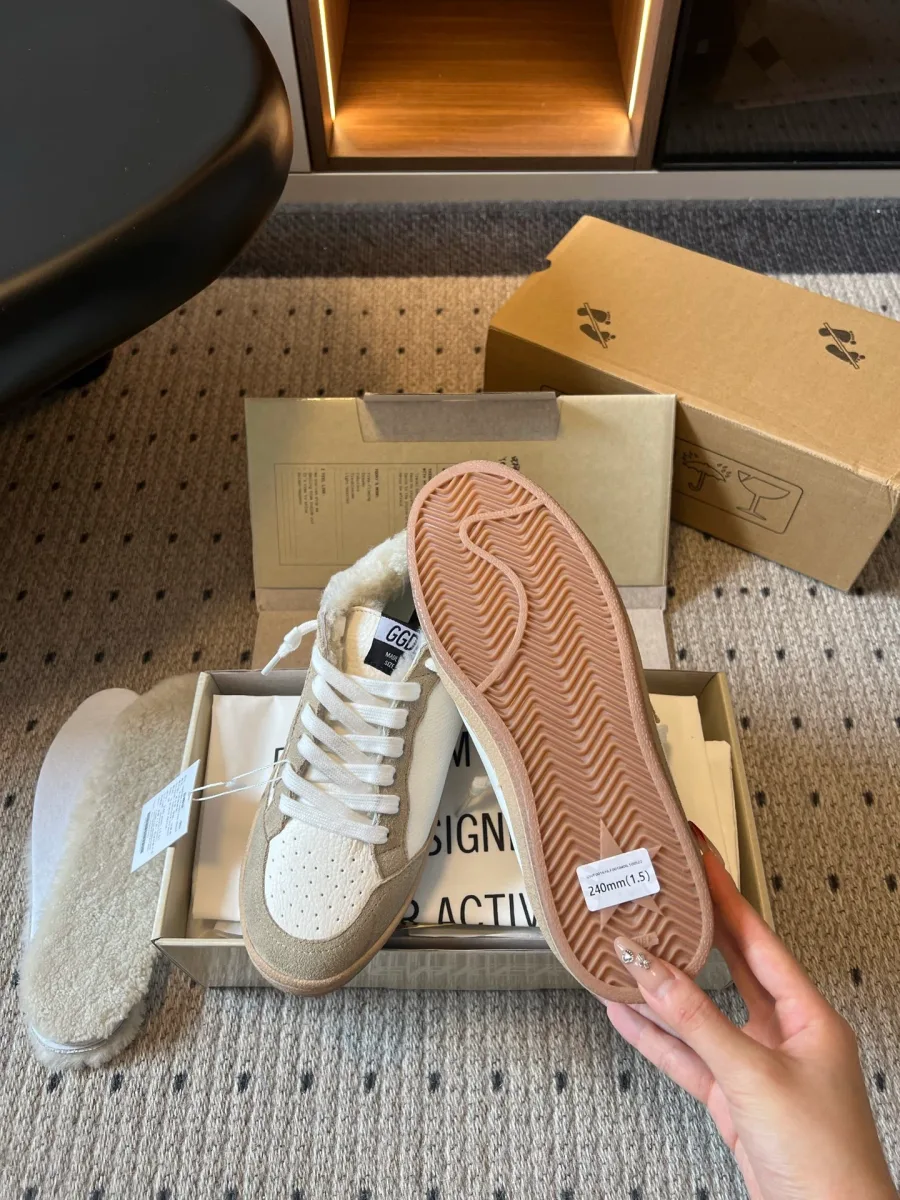 Низ кед Golden Goose с бежевой резиновой подошвой с рифлёным протектором