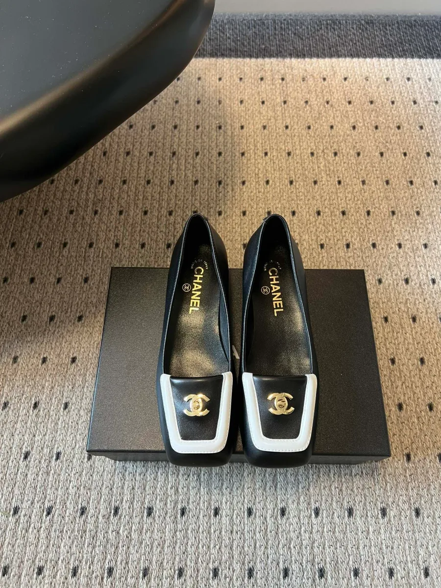 Балетки Chanel из чёрной кожи с квадратным мысом на коробке, вид спереди