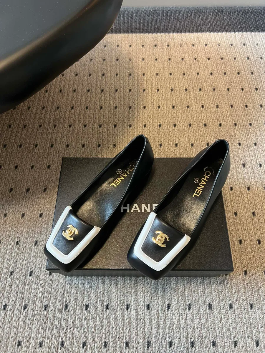 Женские туфли Chanel с белой рамкой на мыске и логотипом CC, ракурс три четверти