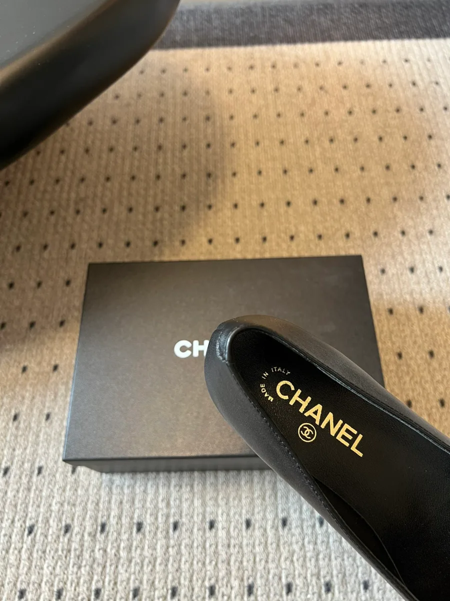 Деталь внутренней кожаной стельки Chanel с золотистым тиснением