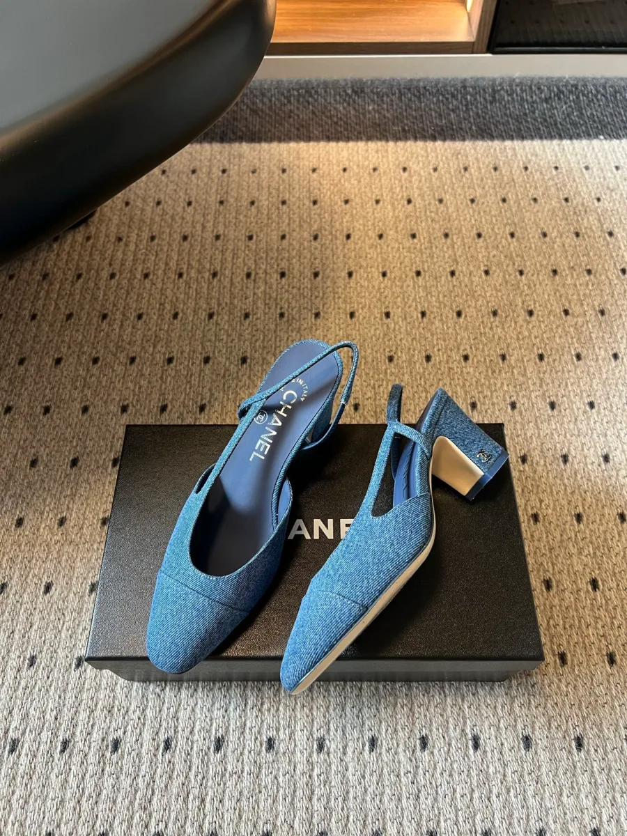 Синие джинсовые туфли на каблуке, вид сбоку и спереди