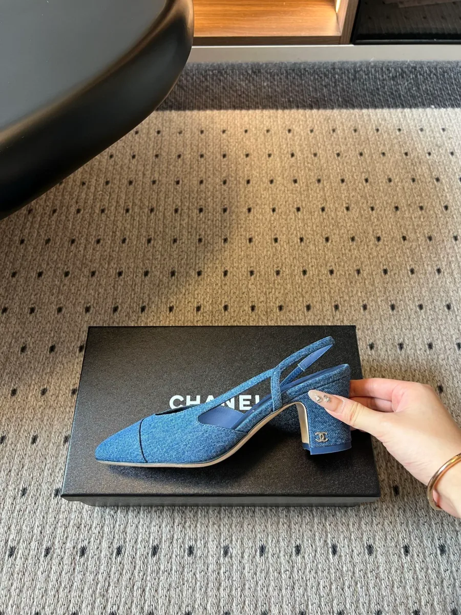 Синяя туфля slingback на устойчивом каблуке 6 см, вид сбоку