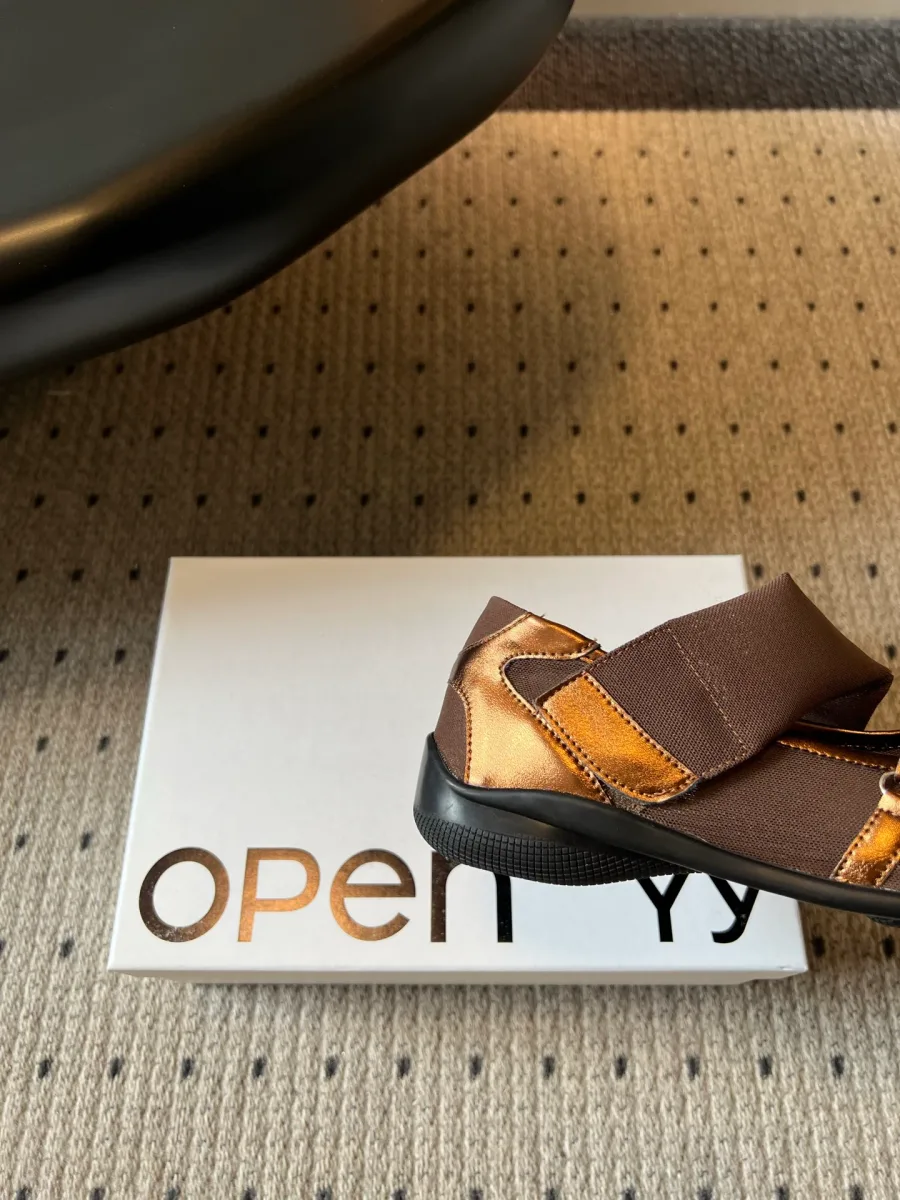 Крупный план задника и эластичной ленты балетки Open YY
