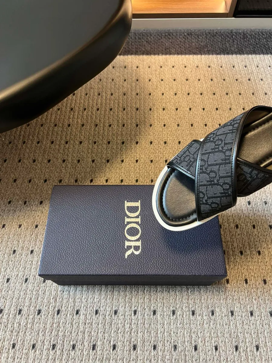 Передняя часть шлёпанцев Dior крупным планом с жаккардовой отделкой