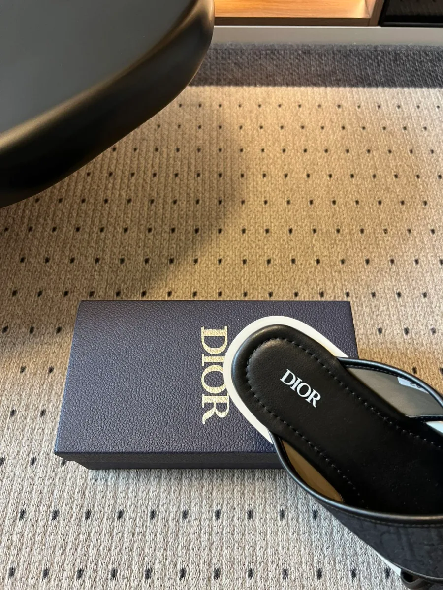 Кожаная стелька шлёпанцев Dior с фирменным логотипом в зоне пятки