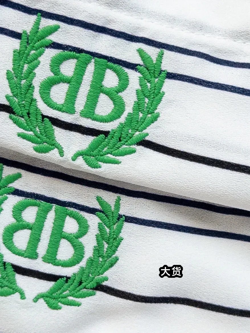 Текстура ткани в полоску и детализированная зелёная вышивка BB