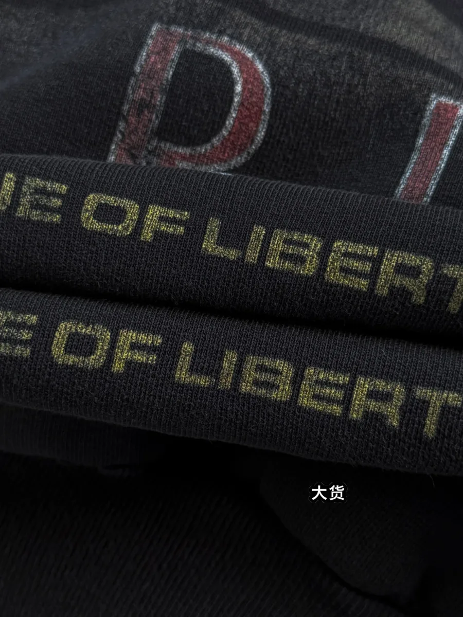 Детализация состаренной графики и надписи Statue of Liberty