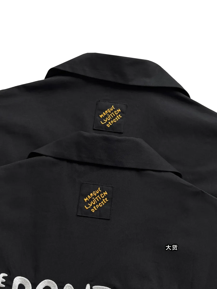 Верхняя часть спинки рубашки с нашивкой Marque L. Vuitton Déposée
