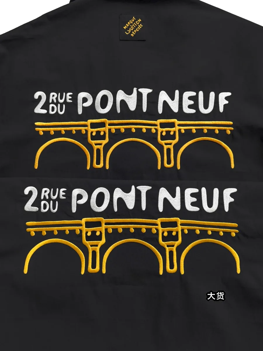 Контрастная вышивка моста Pont Neuf на спине рубашки крупным планом