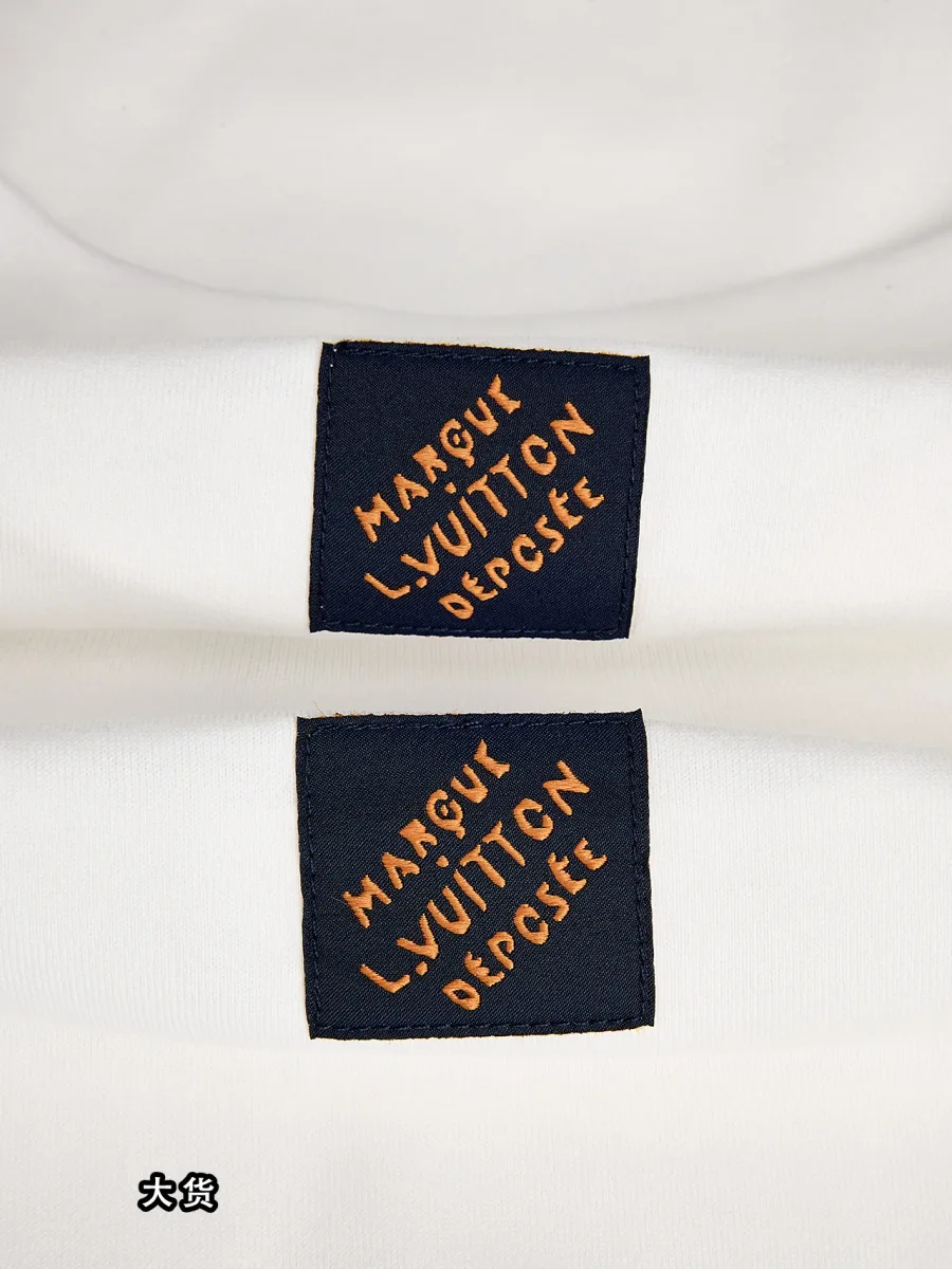 Контрастная жаккардовая нашивка Marque L.Vuitton Déposée крупным планом