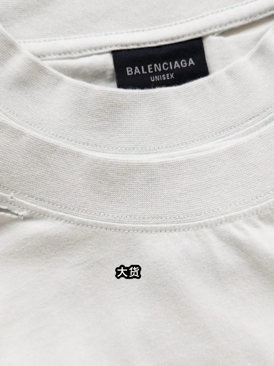 Тканевый ярлык с логотипом Balenciaga Unisex на внутренней стороне горловины