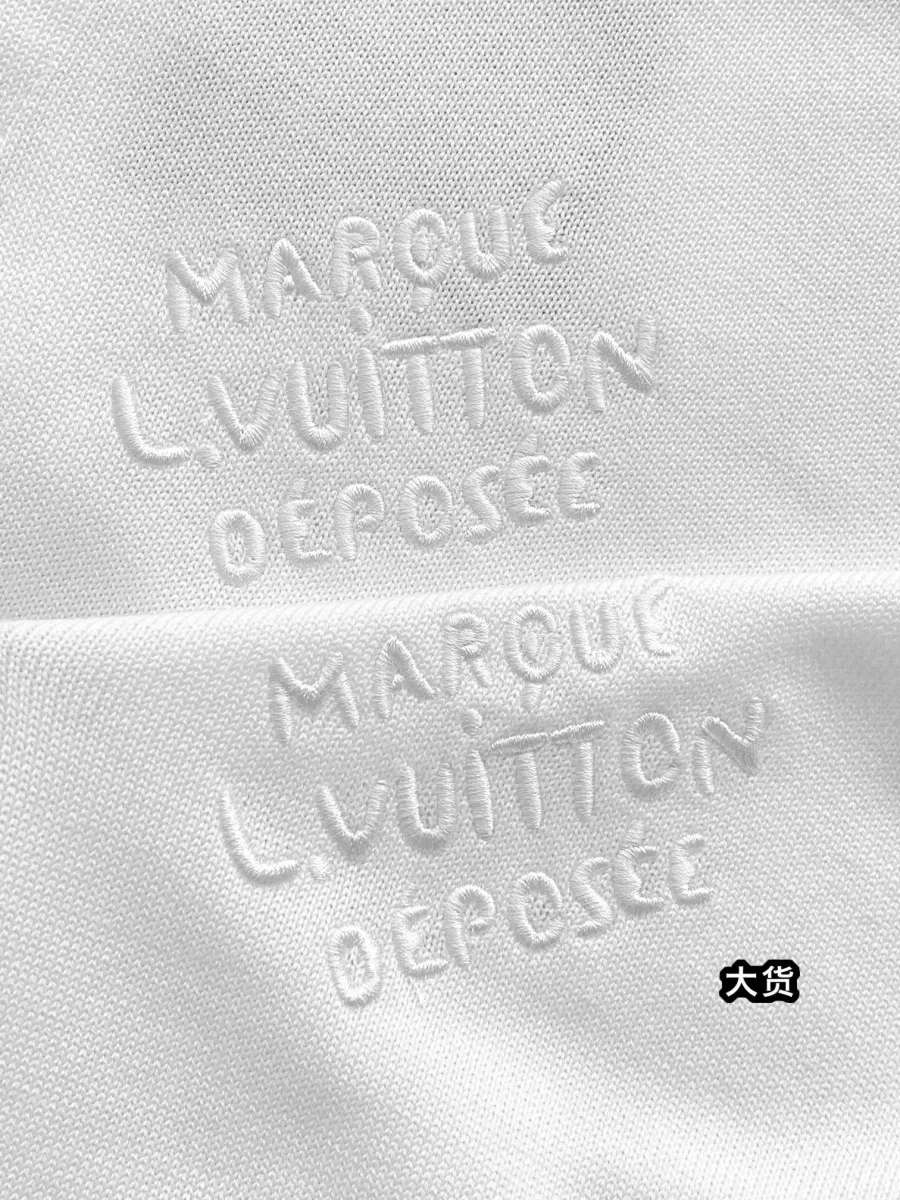 Рельефная фактурная вышивка Marque L.Vuitton Déposée на белой ткани