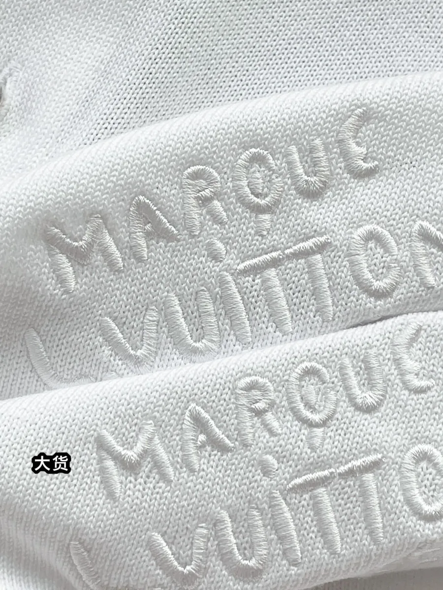 Фактурная вышитая надпись Marque L.Vuitton Déposée в тон изделия